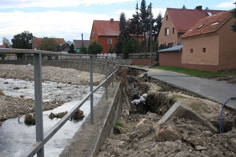 Dziewiętlice prawie trzy tygodnie po powodzi