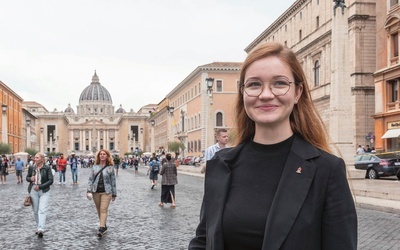 	Julia Osęka studiuje fizykę i teologię w Filadelfii i jest najmłodszą uczestniczką Synodu o synodalności. 