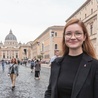 	Julia Osęka studiuje fizykę i teologię w Filadelfii i jest najmłodszą uczestniczką Synodu o synodalności. 