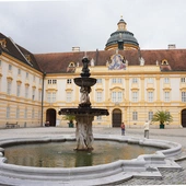 	Przez dziedziniec klasztoru codziennie przechodzą turyści, ale też uczniowie tutejszego gimnazjum.  