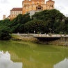 Klasztor Melk położony jest na skale pochodzenia wulkanicznego 60 metrów ponad Dunajem. 