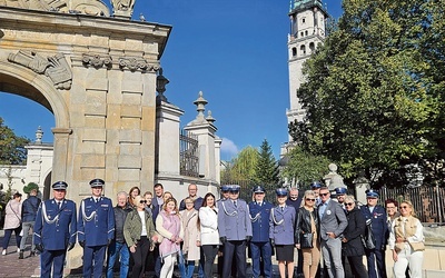 Przedstawiciele policji wraz z rodzinami w Częstochowie.