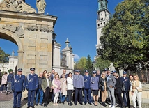 Przedstawiciele policji wraz z rodzinami w Częstochowie.
