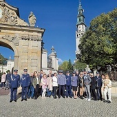 Przedstawiciele policji wraz z rodzinami w Częstochowie.