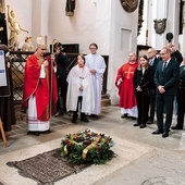 Po liturgii wierni złożyli kwiaty na płycie nagrobnej Karola Fryderyka Conradiego, założyciela placówki.