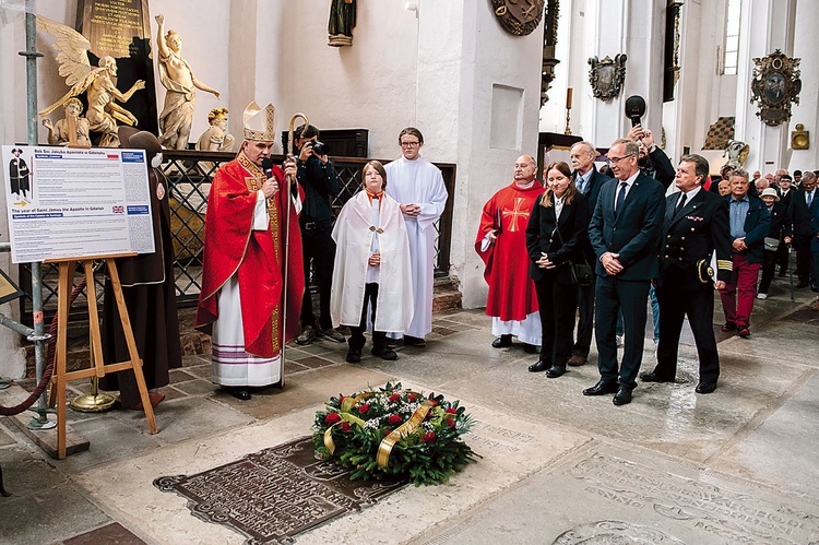 Po liturgii wierni złożyli kwiaty na płycie nagrobnej Karola Fryderyka Conradiego, założyciela placówki.