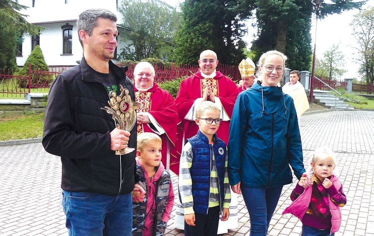 Dorota i Andrzej Dymałowie z pociechami wnieśli relikwiarz  do kościoła.