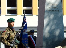Obchody w Elblągu tradycyjnie odbywają się przy pomniku Polskiego Państwa Podziemnego.