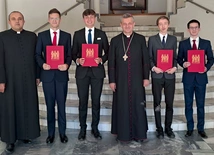 Nowi alumni z bp. Romanem Pindlem i wicerektorem ks. Jackiem Moskalem.  W rękach trzymają suscepty.