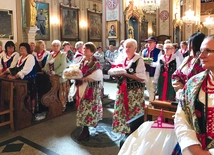 Płody ziemi zaniesiono w procesji z darami.