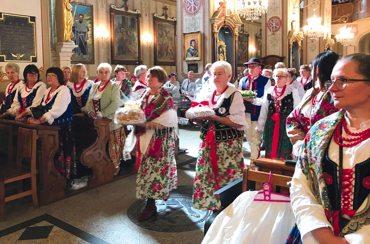 Płody ziemi zaniesiono w procesji z darami.