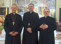 W kościele NMP Wspomożenia Wiernych w Sośnicy. Z misjonarzem bp Sławomir Oder i ks. proboszcz Piotr Grzegorzewicz.