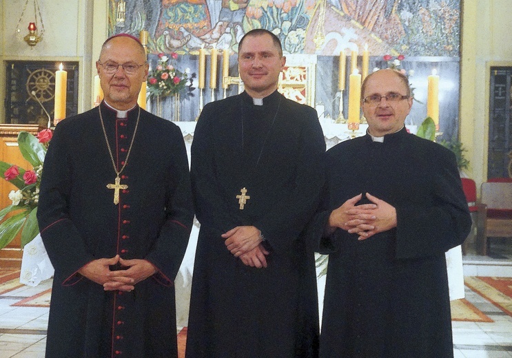 W kościele NMP Wspomożenia Wiernych w Sośnicy. Z misjonarzem bp Sławomir Oder i ks. proboszcz Piotr Grzegorzewicz.