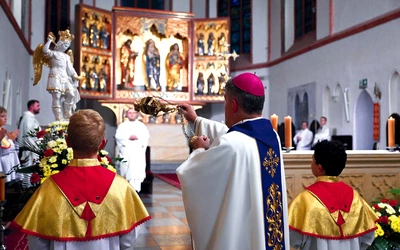 Biskup okadza statuę na początku Mszy św.