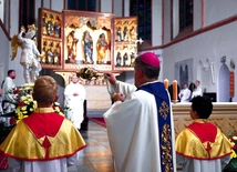Biskup okadza statuę na początku Mszy św.