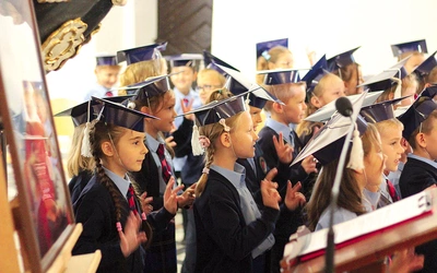 Dzieci stały się pełnoprawnymi, pasowanymi uczniami szkoły.