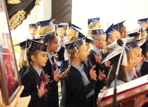 Dzieci stały się pełnoprawnymi, pasowanymi uczniami szkoły.