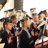 Dzieci stały się pełnoprawnymi, pasowanymi uczniami szkoły.