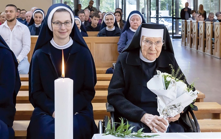 S. M. Edmunda Brodka podczas uroczystości w Sośnicy, z lewej s. M. Laureta Kobylińska. 