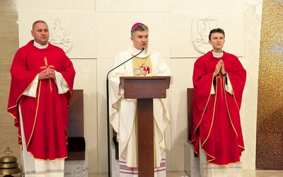 Eucharystię sprawowali kapłani związani z parafią i szkołą.