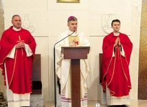 Eucharystię sprawowali kapłani związani z parafią i szkołą.
