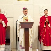 Eucharystię sprawowali kapłani związani z parafią i szkołą.