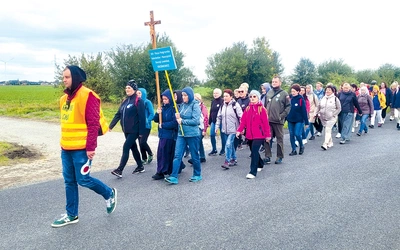 Mimo wietrznej pogody na wędrówkę zdecydowało się ok. 180 pedagogów.