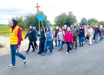 Mimo wietrznej pogody na wędrówkę zdecydowało się ok. 180 pedagogów.