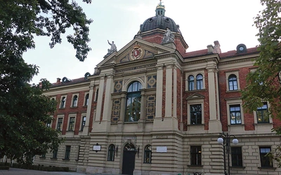 Centralnym budynkiem kampusu przy ul. Rakowickiej 27 jest gmach główny, należący niegdyś do Fundacji Księcia Aleksandra Lubomirskiego.