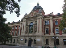 Centralnym budynkiem kampusu przy ul. Rakowickiej 27 jest gmach główny, należący niegdyś do Fundacji Księcia Aleksandra Lubomirskiego.