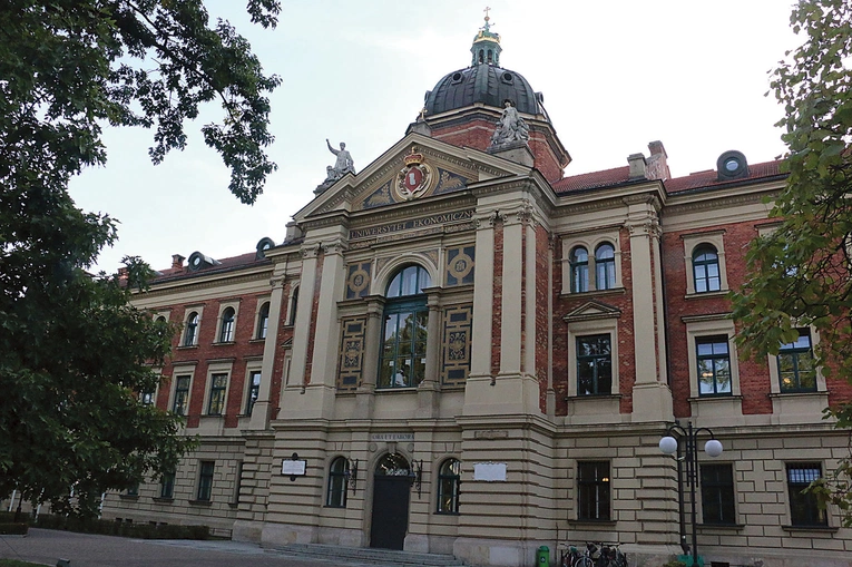 Centralnym budynkiem kampusu przy ul. Rakowickiej 27 jest gmach główny, należący niegdyś do Fundacji Księcia Aleksandra Lubomirskiego.