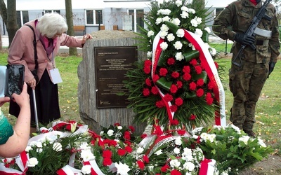 Młodsze i starsze pokolenia łączy bohaterska postawa ich przodków.