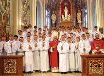 Ceremoniarze z bp. Markiem Solarczykiem i ks. Mariuszem Chamerskim.