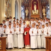 Ceremoniarze z bp. Markiem Solarczykiem i ks. Mariuszem Chamerskim.