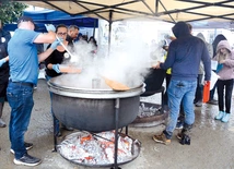 W gotowaniu ekipę fundacji co dnia wspierali inni wolontariusze.