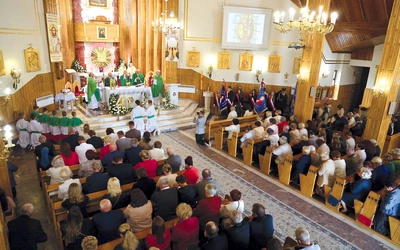 Mszy św. przewodniczył biskup sandomierski, a koncelebrowali ją proboszcz ks. Krzysztof Woźniak, jego poprzednicy oraz rodak.