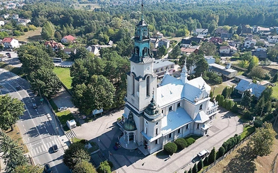 Pionkowska świątynia z lotu ptaka.
