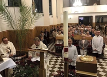 Intencje odczytał ks. Stanisław Nowak. Obok – ks. Andrzej Kania.