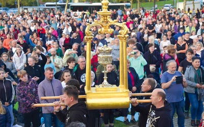 	Sobotnia Eucharystia gromadzi zawsze tłum mieszkańców archidiecezji.