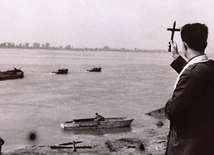 	Sierpniowy zryw w części praskiej stolicy nie upadł, lecz został zawieszony. Na zdjęciu: ks. Wilhelm Kubsz błogosławi miastu przez rzekę.