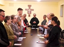 	Zakonnik urodził się w Środzie Śląskiej. Posługiwał we Wrocławiu i Legnicy. Gra na gitarze i organach, pasjonuje się fotografią i filmem.