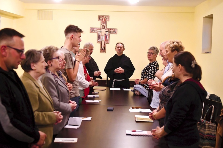 	Zakonnik urodził się w Środzie Śląskiej. Posługiwał we Wrocławiu i Legnicy. Gra na gitarze i organach, pasjonuje się fotografią i filmem.