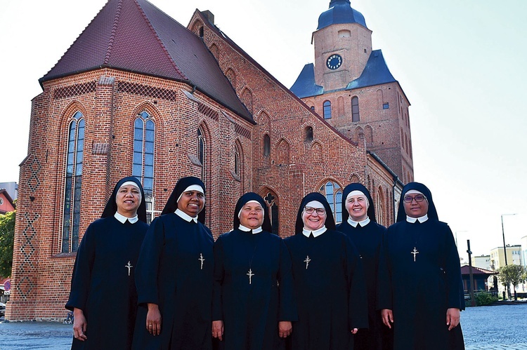 	Od lewej: s. Merly Galang – ekonomka generalna, s. Anita Maku, s. Viginia Ferrer, s. Maria Agata Szymkowiak, s. Paola Masuccio – matka generalna, i s. Catherine Tripulca – sekretarka generalna.