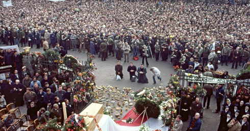 Pogrzeb ks. Jerzego Popiełuszki odbył się 3 listopada 1984 roku w kościele pw. św. Stanisława Kostki na warszawskim Żoliborzu. Szacuje się, że uczestniczyło w nim co najmniej 450 tys. osób, a niektóre źródła mówiły nawet o milionie uczestników. Uroczystości stały się wielką manifestacją antykomunistyczną.