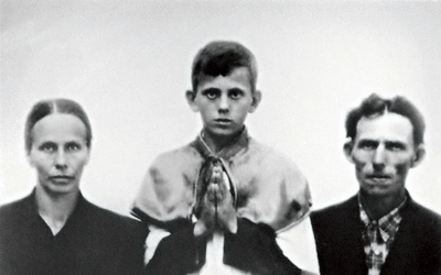 Jerzy Popiełuszko z rodzicami Marianną i Władysławem w dniu Pierwszej Komunii Świętej.