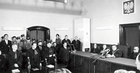 Ogłoszenie wyroku w procesie oskarżonych o uprowadzenie, torturowanie i zabójstwo ks. Jerzego Popiełuszki. Składowi sędziowskiemu przewodniczy prezes Sądu Wojewódzkiego w Toruniu Artur Kujawa. Na karę więzienia skazani zostali sprawcy zbrodni: Grzegorz Piotrowski, Leszek Pękala i Waldemar Chmielewski. Adama Pietruszkę skazano za nakłanianie podwładnych do popełnienia przestępstwa.
