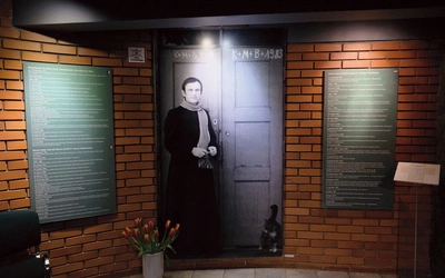 Fotografia przedstawiająca ks. Popiełuszkę autorstwa Macieja Laprusa wita wchodzących do muzeum.