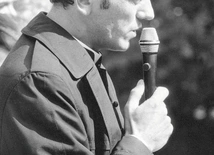 „Tak trudno dziś zachować godność człowieka, gdy człowiek jest poniewierany, gdy staje się narzędziem pracy. Musimy być silni z Tobą, Jezu Chryste, aby nie dać się zgnieść – tym, którzy chcą budować naszą ojczyznę na tym, co ziemskie, na tym, co przemijające” – mówił do uczestników pierwszej Pielgrzymki Ludzi Pracy na Jasną Górę ks. Jerzy. Dziś te słowa znów nabierają aktualności.
