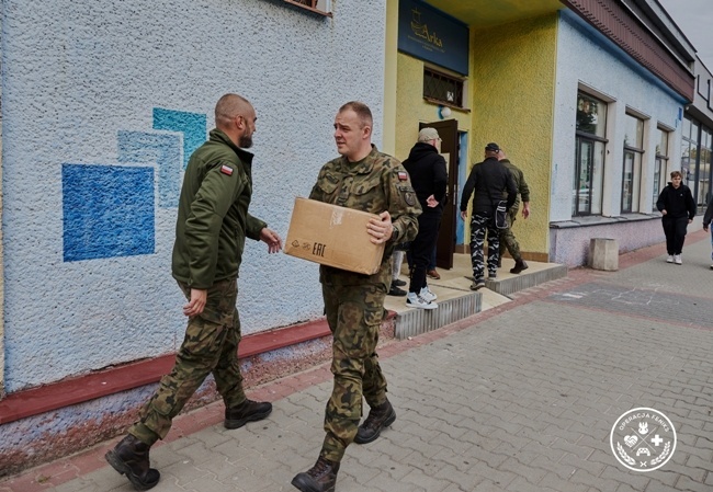 Żołnierze Ośrodka Reprezentacyjnego WOT pomagają powodzianom