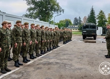 Żołnierze Ośrodka Reprezentacyjnego WOT pomagają powodzianom